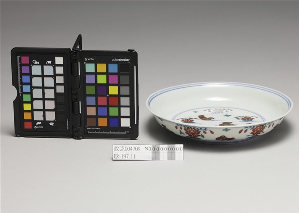 鬥彩蓮塘鴛鴦紋盤