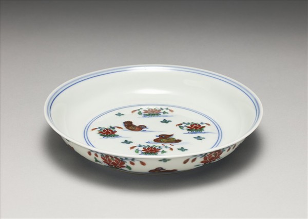 鬥彩蓮塘鴛鴦紋盤