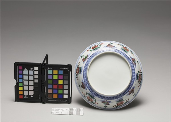 鬥彩蓮塘鴛鴦紋盤