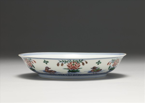 鬥彩蓮塘鴛鴦紋盤