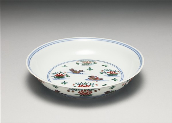 鬥彩蓮塘鴛鴦紋盤