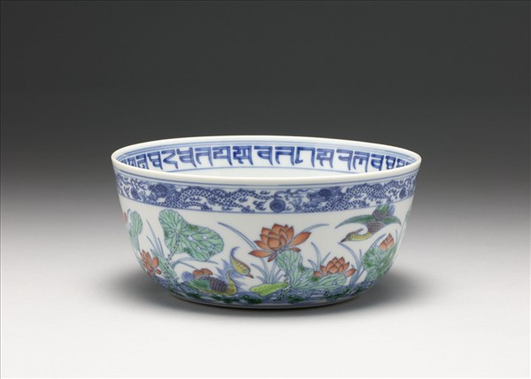 鬥彩蓮塘鴛鴦紋碗