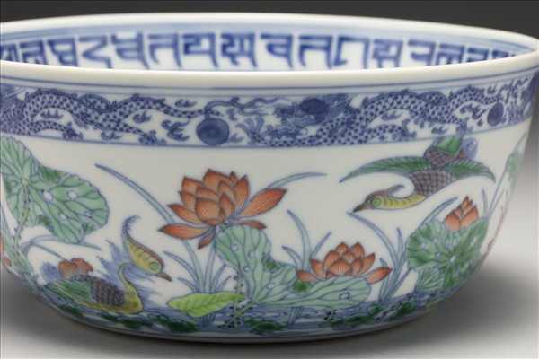鬥彩蓮塘鴛鴦紋碗