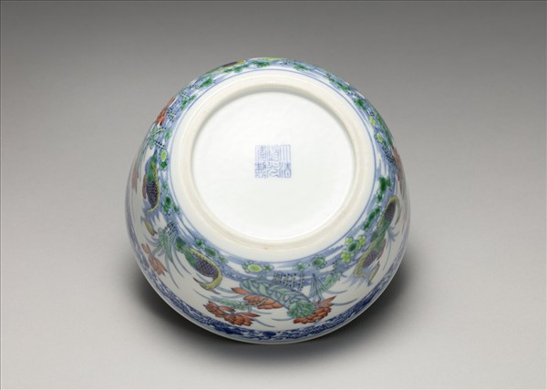 鬥彩蓮塘鴛鴦紋碗