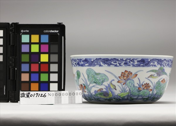 青花鬥彩蓮塘鴛鴦碗