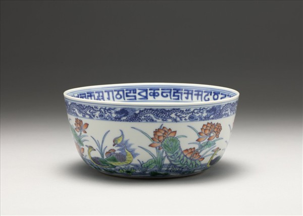 青花鬥彩蓮塘鴛鴦碗