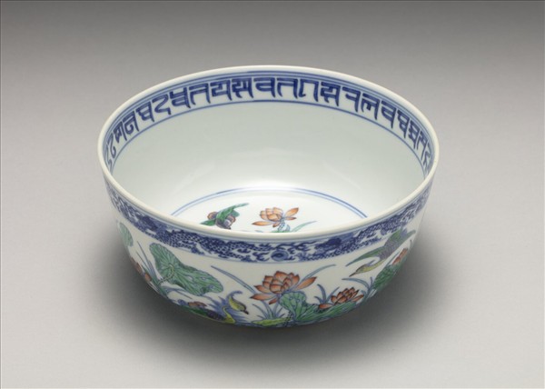 青花鬥彩蓮塘鴛鴦碗