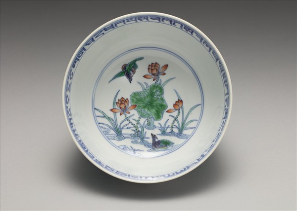 青花鬥彩蓮塘鴛鴦碗