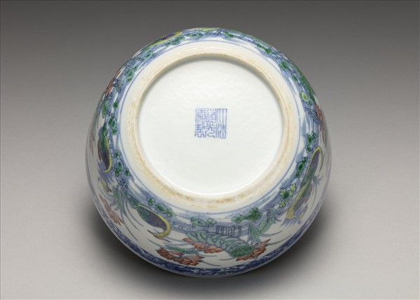 青花鬥彩蓮塘鴛鴦碗