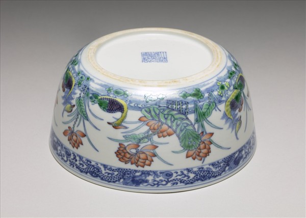 青花鬥彩蓮塘鴛鴦碗