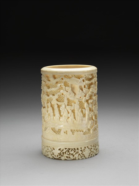 象牙雕鏤空人物圖筆筒