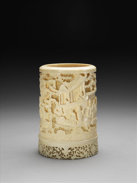 象牙雕鏤空人物圖筆筒