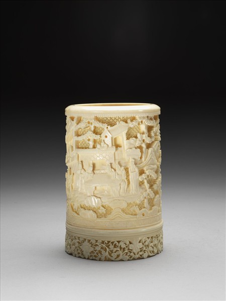 象牙雕鏤空人物圖筆筒