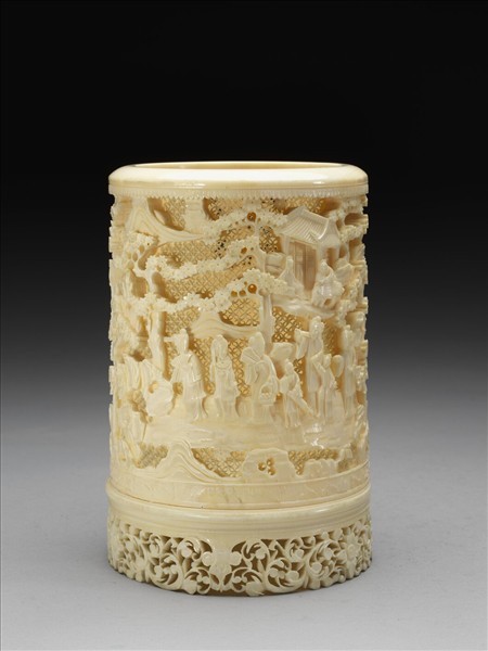 象牙雕鏤空人物圖筆筒