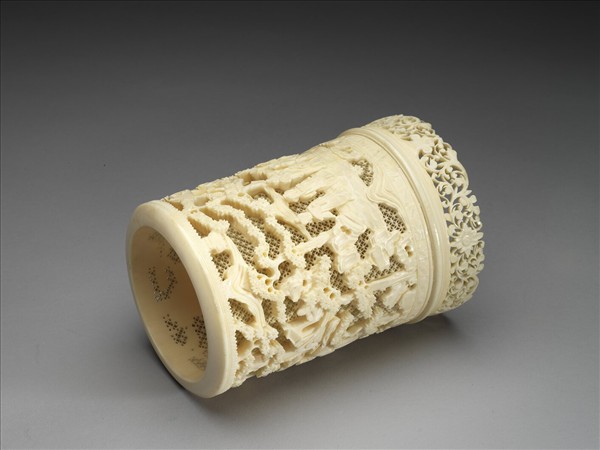 象牙雕鏤空人物圖筆筒