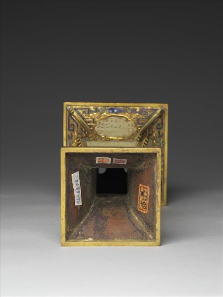 銅鍍金嵌透雕玉及填料觚（五供）