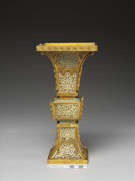 銅鍍金嵌透雕玉及填料觚（五供）