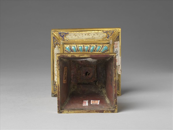 銅鍍金嵌透雕玉及填料燭台（五供）