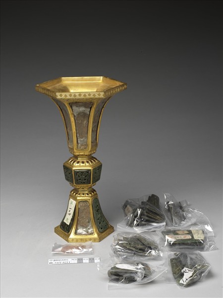 銅鍍金嵌玉及填料觚（五供）