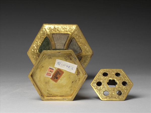 銅鍍金嵌玉及填料觚（五供）