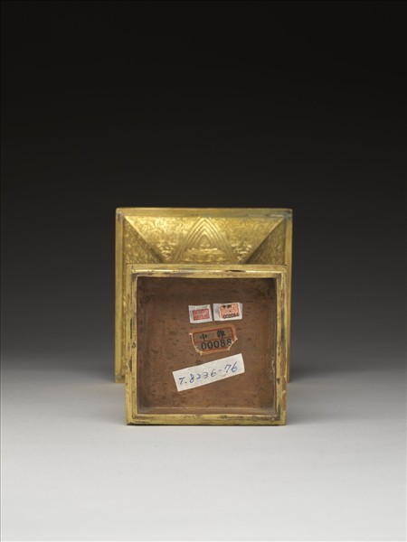 銅鍍金嵌玉觚（五供）