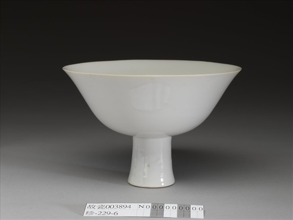 甜白半脫胎雲龍紋高足碗