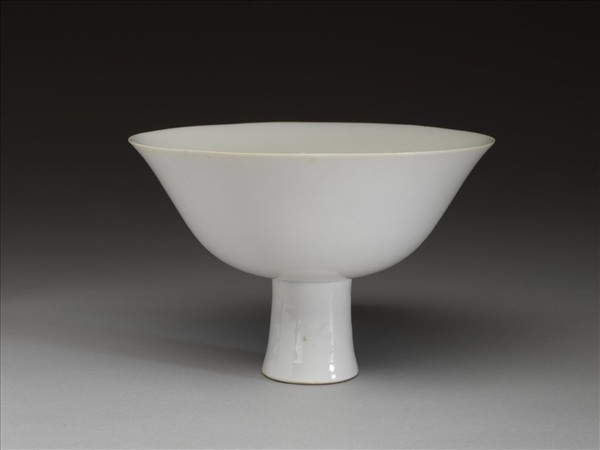 甜白半脫胎雲龍紋高足碗