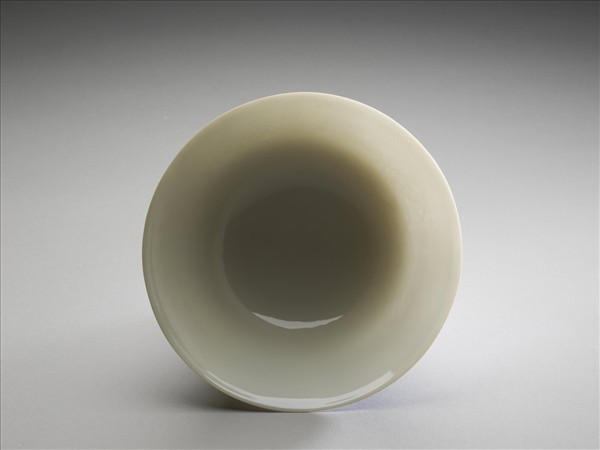 甜白半脫胎雲龍紋高足碗