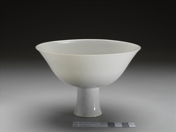 青白瓷螺紋高足碗