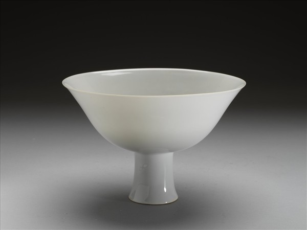 青白瓷螺紋高足碗