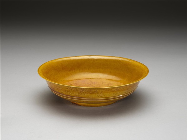 黃釉雙龍戲珠紋碗