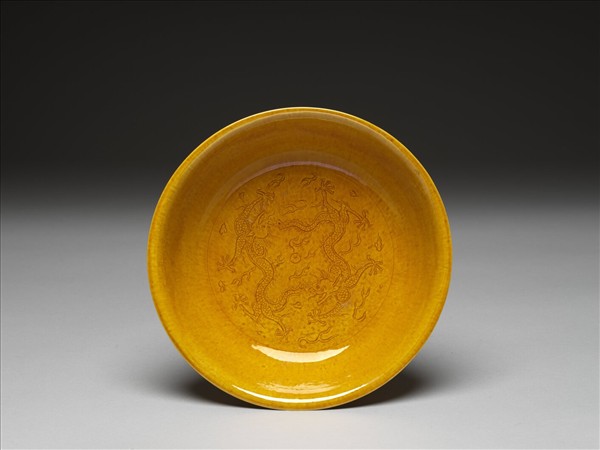 黃釉雙龍戲珠紋碗