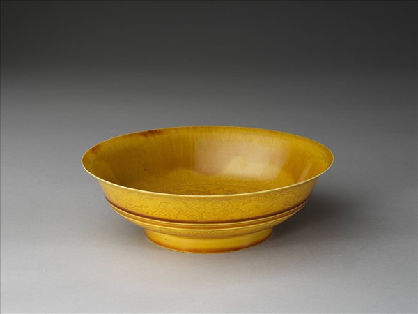 黃釉雙龍戲珠紋碗