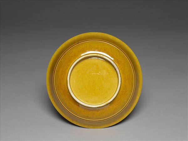 黃釉雙龍戲珠紋碗