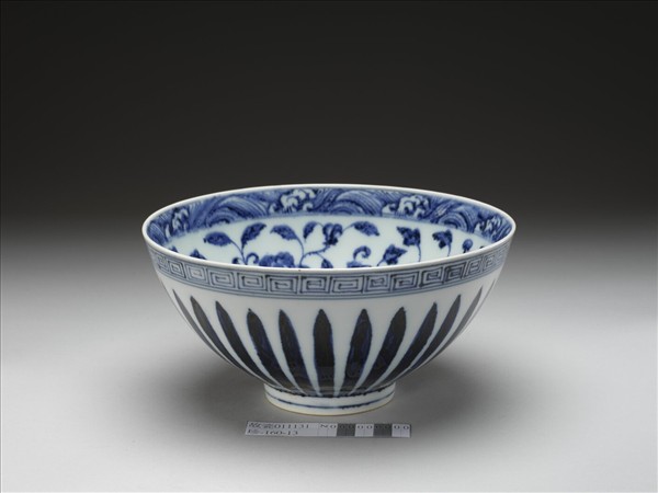 青花花卉紋蓮子碗