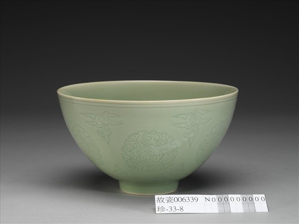 青瓷劃花團花紋蓮子碗