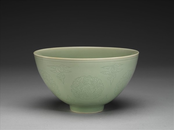 青瓷劃花團花紋蓮子碗