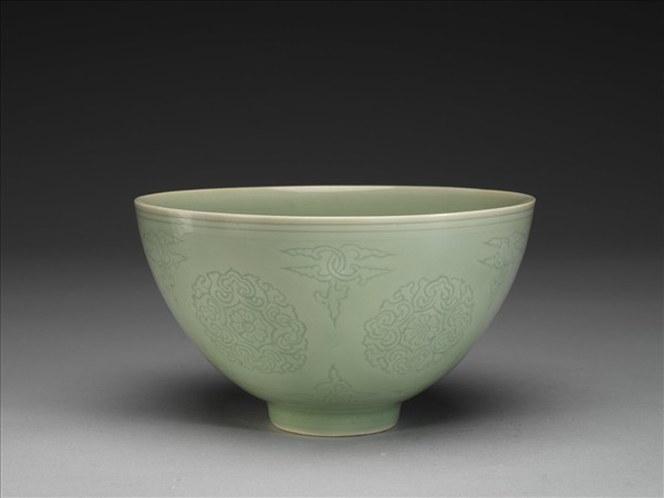 青瓷劃花團花紋蓮子碗
