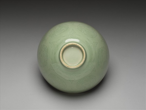 青瓷劃花團花紋蓮子碗