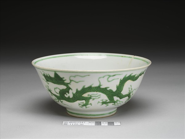白釉綠彩龍紋碗