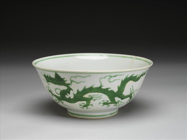 白釉綠彩龍紋碗