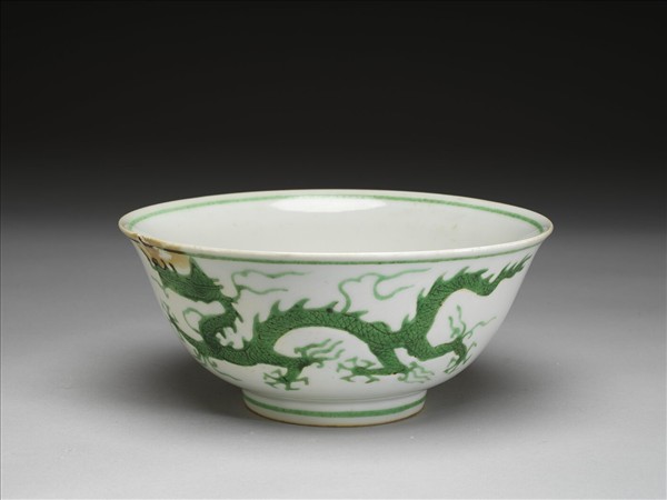白釉綠彩龍紋碗