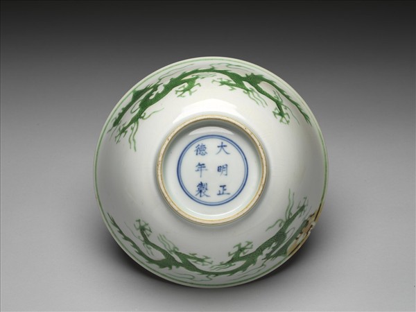 白釉綠彩龍紋碗