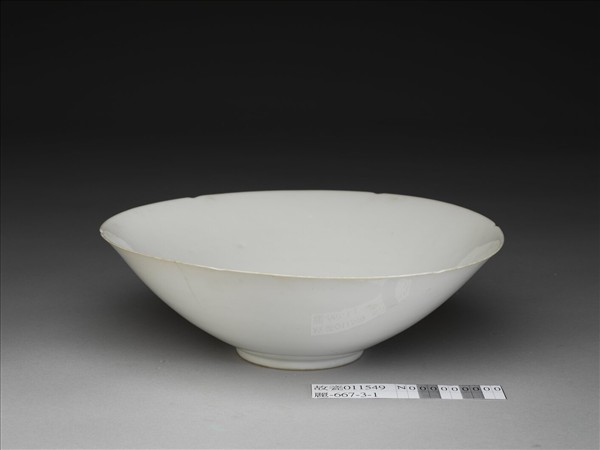 甜白釉五龍紋葵瓣口碗