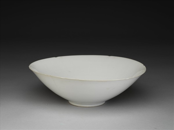 甜白釉五龍紋葵瓣口碗