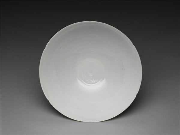 甜白釉五龍紋葵瓣口碗