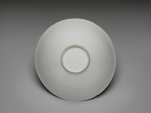 甜白釉五龍紋葵瓣口碗