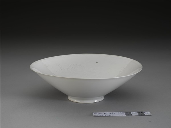 甜白釉雙龍紋碗