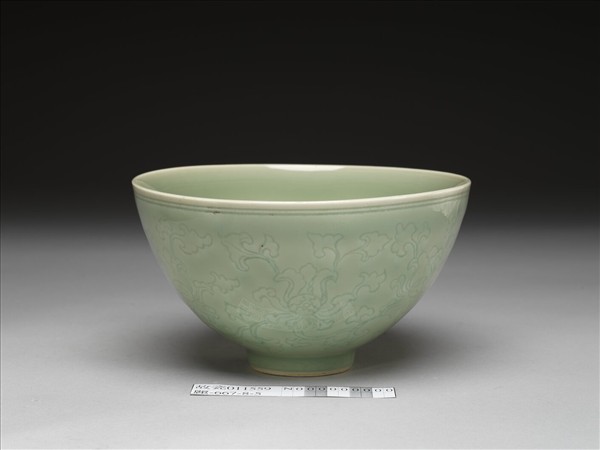 青瓷劃花番蓮紋碗