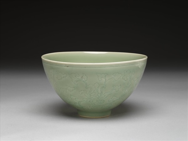 青瓷劃花番蓮紋碗